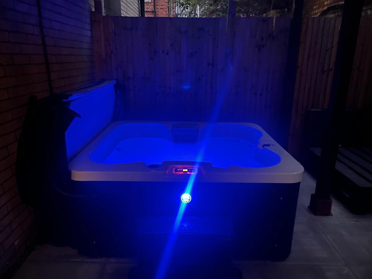 Central London, Jaccuzzi,Newbuild, 2 Bedrooms Two Baths ภายนอก รูปภาพ