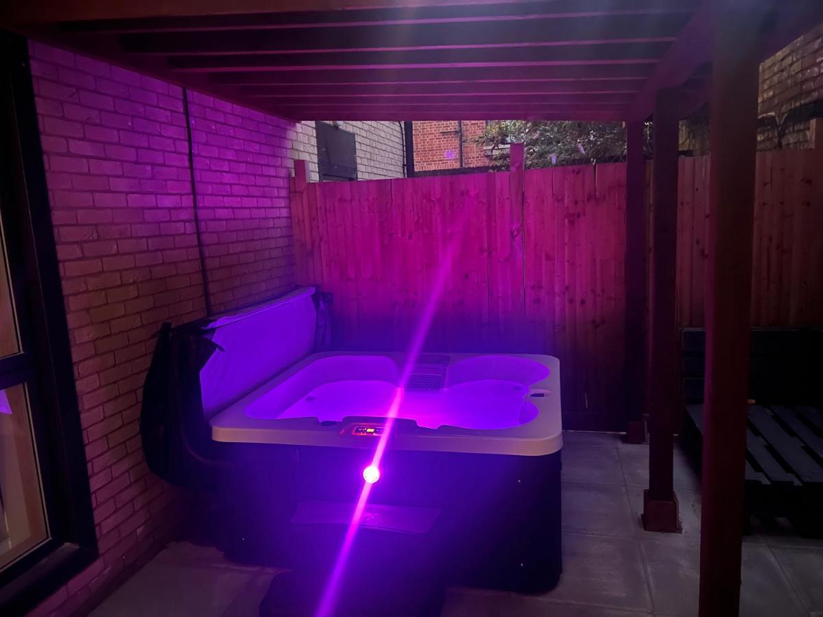 Central London, Jaccuzzi,Newbuild, 2 Bedrooms Two Baths ภายนอก รูปภาพ